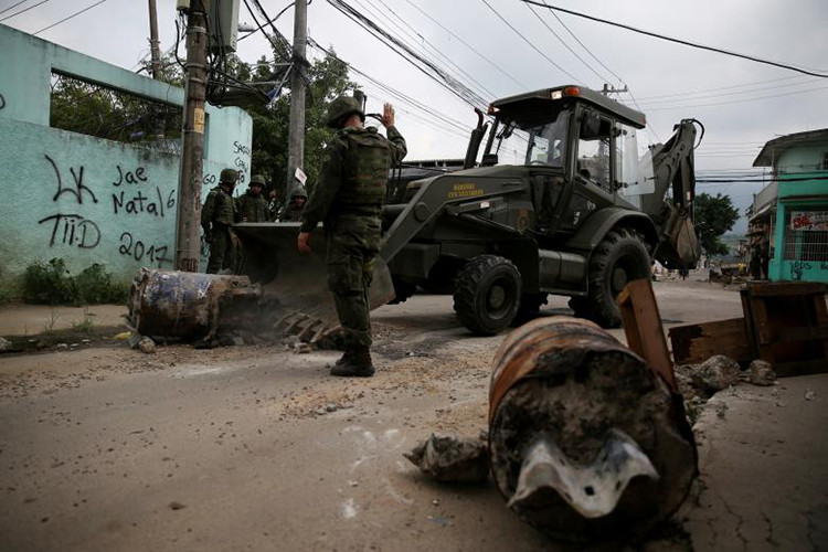 Theo đó quân đội Brazil sẽ thay thế cảnh sát quản lý an ninh tại các điểm nóng ở Rio de Janeiro, khi mà lực lượng an ninh địa phương bất lực trong việc kiểm soát bất ổn tại các khu vực này. Ảnh: Reuters.