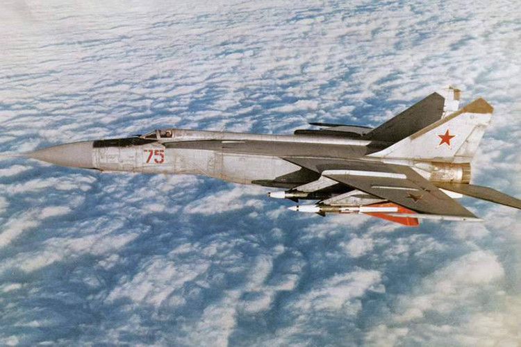 Ngoài tốc độ, vũ khí của MiG-25 cũng được coi là rất ấn tượng với khả năng triển khai 4 tên lửa không đối không tầm xa R-40. Nó được coi là một trong những loại tên lửa không đối không lớn nhất thế giới từng được chế tạo, nặng tới 475 kg, dài 6,32m, mang đầu nổ nặng 38-100kg dùng ngòi nổ laser chủ động hoặc radar. Tầm bắn của R-40 từ 50-80km tùy phiên bản với kiểu đầu dò khác nhau: đầu dò radar bán chủ động R-40RD (tầm bắn xa hơn) và đầu dò hồng ngoại R-40TD. Nguồn ảnh: Topwar