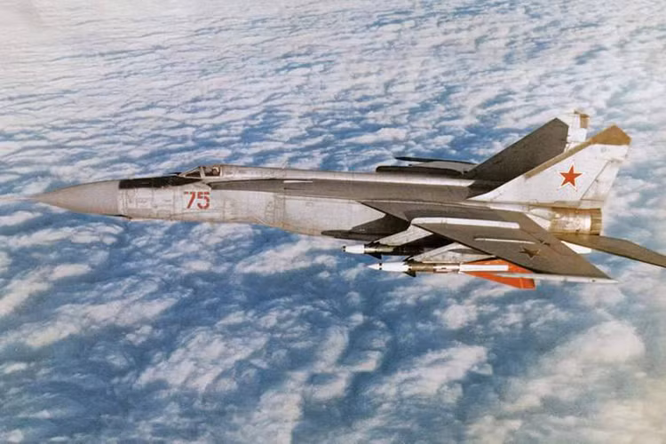 Ngoài tốc độ, vũ khí của MiG-25 cũng được coi là rất ấn tượng với khả năng triển khai 4 tên lửa không đối không tầm xa R-40. Nó được coi là một trong những loại tên lửa không đối không lớn nhất thế giới từng được chế tạo, nặng tới 475 kg, dài 6,32m, mang đầu nổ nặng 38-100kg dùng ngòi nổ laser chủ động hoặc radar. Tầm bắn của R-40 từ 50-80km tùy phiên bản với kiểu đầu dò khác nhau: đầu dò radar bán chủ động R-40RD (tầm bắn xa hơn) và đầu dò hồng ngoại R-40TD. Nguồn ảnh: Topwar
