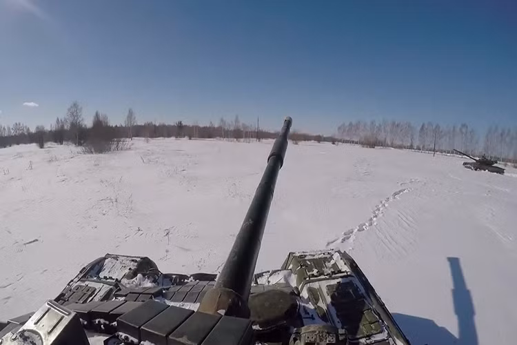 Hai chiếc T-80BV gần như hành tiến song song với nhau tạo thành một vòng cung cân đối, khi nhìn từ trên cao. Nguồn ảnh: Bộ Quốc phòng Nga.