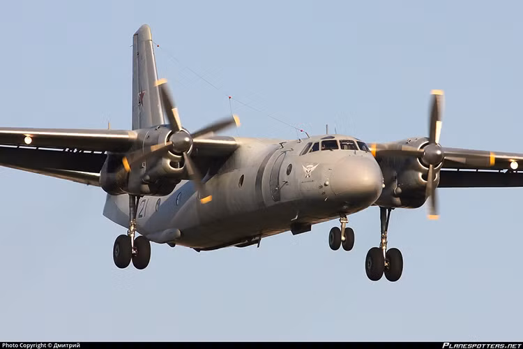 Tai nạn xảy ra vào lúc 15 giờ chiều theo giờ Moscow, khi chiếc An-26 cố gắng hạ cánh xuống căn cứ không quân Khmeimim nhưng không thành công, dù tiếp đất thành công nhưng chiếc máy bay vẫn bị đẩy ra xa khỏi đường băng hơn 500 mét. Nguồn ảnh: Planespotters.net.