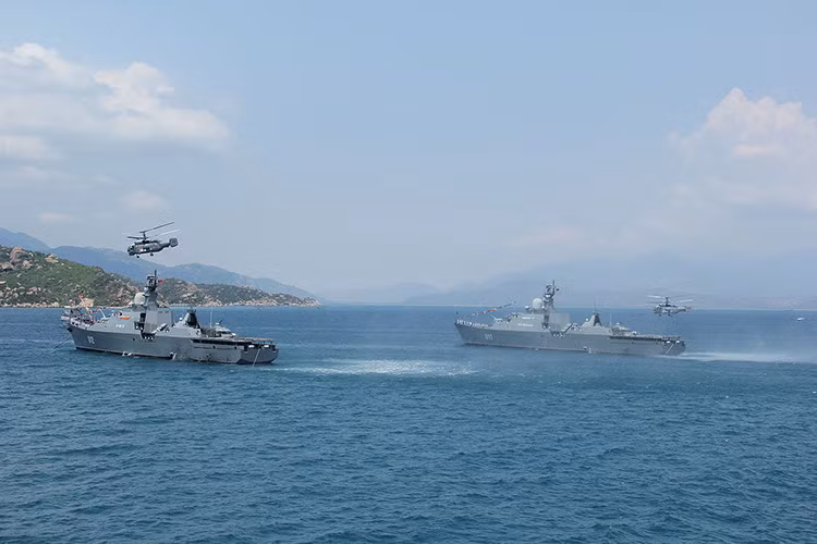 Bên cạnh trực thăng săn ngầm Ka-28, các tàu này sẽ sở hữu cả sonar và đặc biệt là vũ khí tích hợp (ngư lôi hoặc bom chìm). Nguồn ảnh:Hải quân Việt Nam.