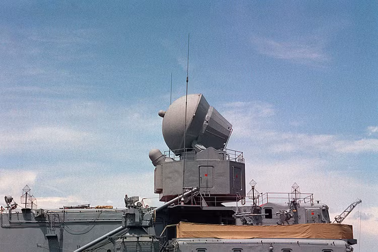 Cận cảnh anten của đài điều khiển hỏa lực 3R41 Volna làm nhiệm vụ phát hiện, bắt bám và chỉ thị mục tiêu cho tên lửa lắp đầu tự dẫn radar bán chủ động. Nguồn ảnh: Wikipedia