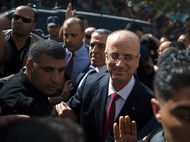 Thủ tướng Palestine Rami Hamdallah (ở giữa) trong một chuyến thăm đến Gaza. Ảnh: atimes.com