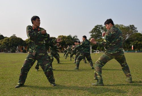 Trong đó, Tiểu đoàn Trinh sát 701 là đơn vị luôn dẫn đầu lực lượng trinh sát toàn Quân đoàn về huấn luyện, sẵn sàng chiến đấu. Ảnh: Huấn luyện đánh đối kháng trực tiếp với “địch”. Nguồn ảnh: QĐND.