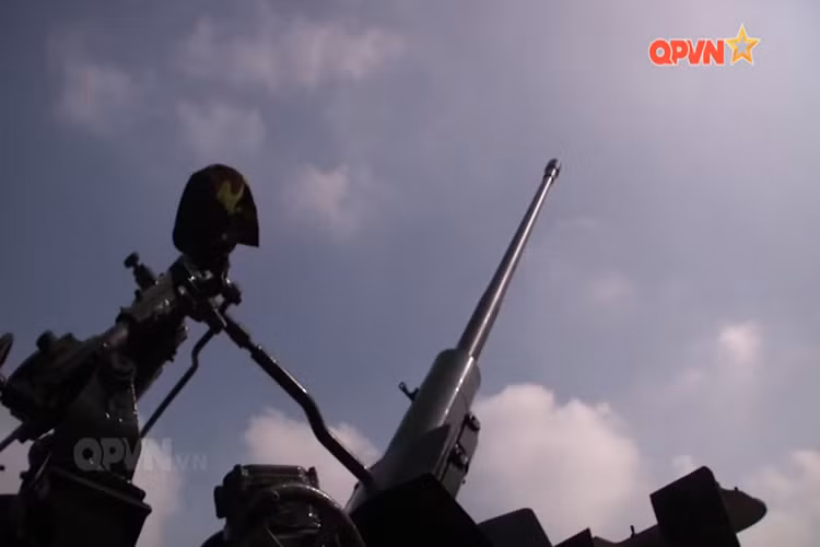 Sau nâng cấp, những khẩu pháo 57 mm vốn lạc hậu đã lột xác thành vũ khí có uy lực cao, chiến đấu hiệu quả, có khí tài, tự động hoàn toàn trong điều kiện chiến đấu ác liệt, có thể sơ tán kíp pháo thủ để hạn chế thương vong cho bộ đội. Nguồn ảnh: QPVN.