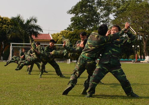 Tay không đánh “địch” có dao găm. Nguồn ảnh: QĐND.