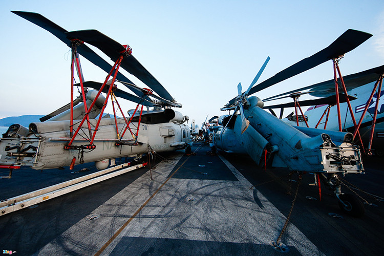 USS Carl Vinson có 2 phi đội trực thăng SH-60F biến thể đặc biệt dành cho hải quân, chúng có nhiệm vụ vận tải hàng hóa tầm ngắn, tìm kiếm cứu nạn, vận chuyển đội đặc nhiệm, thả phao định vị thủy âm phát hiện tàu ngầm và chiến đấu chống lại các mục tiêu như xuồng đổ bộ của đối phương tiếp cận tàu sân bay. Nguồn ảnh: Zing News.