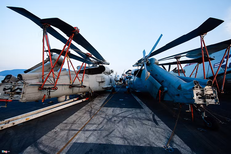 USS Carl Vinson có 2 phi đội trực thăng SH-60F biến thể đặc biệt dành cho hải quân, chúng có nhiệm vụ vận tải hàng hóa tầm ngắn, tìm kiếm cứu nạn, vận chuyển đội đặc nhiệm, thả phao định vị thủy âm phát hiện tàu ngầm và chiến đấu chống lại các mục tiêu như xuồng đổ bộ của đối phương tiếp cận tàu sân bay. Nguồn ảnh: Zing News.