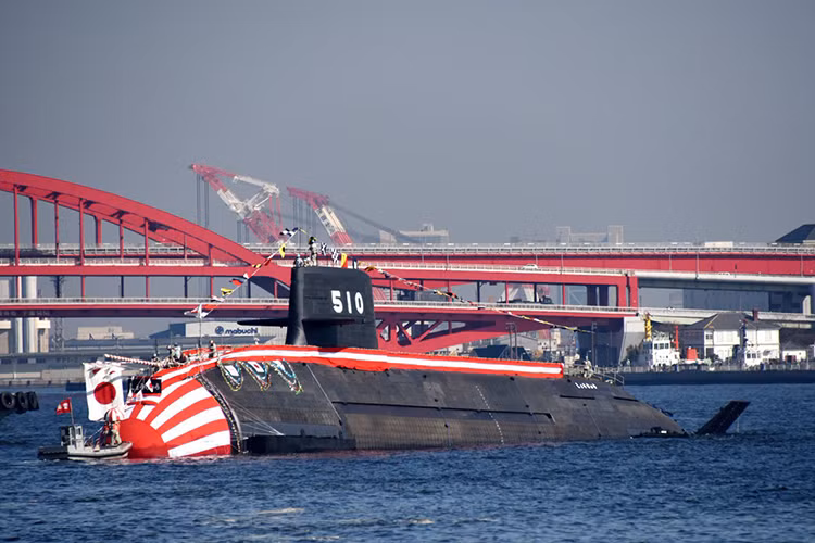 Trong những năm trở lại gần đây Nhật Bản có chính sách nới lỏng việc xuất khẩu các loại vũ khí do nước này tự sản xuất trong nước nhằm giảm bớt giá thành của chúng khi trang bị cho các đơn vị phòng vệ Nhật. Và tàu ngầm Sōryū là một trong những vũ khí được Nhật Bản mời bán nhiều nhất trên thị trường vũ khí thế giới hiện nay. Nguồn ảnh: DefPost.