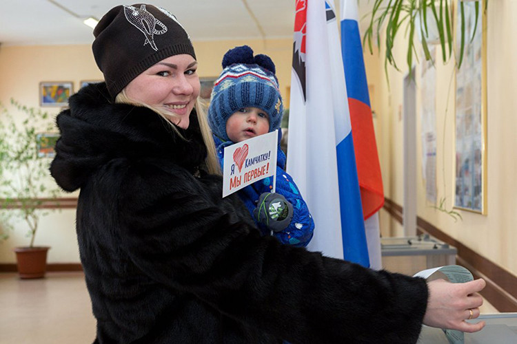 Cuộc bầu cử Tổng thống 2018 cũng là lần đầu tiên Nga áp dụng công nghệ mã vạch trên mỗi phiếu bầu nhằm tăng độ chính xác trong kiểm phiếu cũng như giảm thời gian kiểm phiếu. Ảnh: RIA.