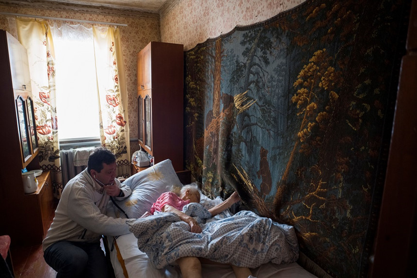 Bác sĩ Rozumiy đến thăm một bệnh nhân cao tuổi. Theo vị bác sĩ 51 tuổi, những thay đổi gần đây bao gồm việc triển khai các chương trình cải thiện chăm sóc y tế cho cựu chiến binh và người về hưu, mở ra cơ hội tiếp cận của các đối tượng này với một số loại thuốc nhất định.