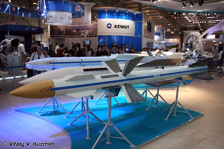 Ngoài ra, R-27 có thể bắn được cả mục tiêu bám đuôi máy bay với cự ly tối đa ở chế độ phóng độc đáo này là 20km, tầm bắn tối thiểu 300m. Tên lửa có thể phóng ở độ cao chỉ từ 20m tới 27km. Nguồn ảnh: Vitaly-Kuzmin