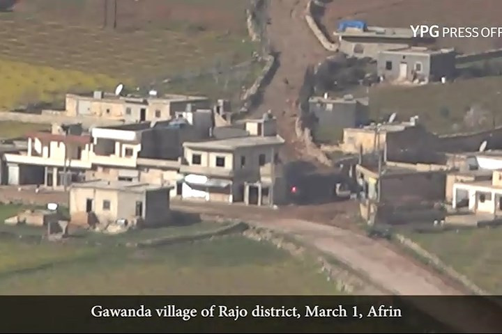 Dường như lính thuộc lực lượng YPG của người Kurd đang rê nhanh tia laser định vị (chấm đỏ) lên mục tiêu hoặc sử dụng một loại rocket điều khiển từ xa. Ảnh: YPG.