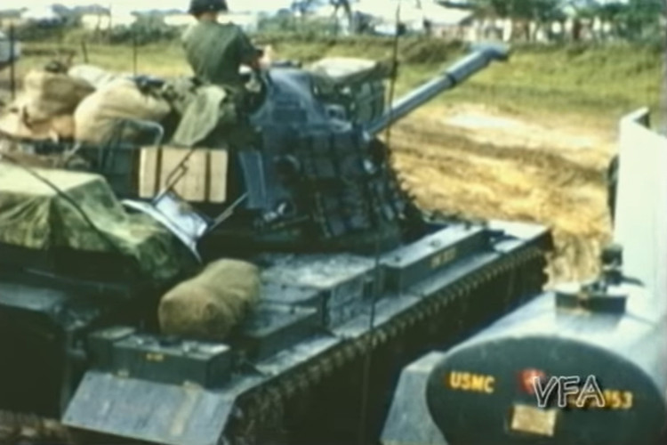 Quán triệt nhiệm vụ trên giao, lãnh đạo, chỉ huy Đoàn 126 chủ chương tổ chức vây hãm cảng Cửa Việt bằng hệ thống thủy lôi, kết hợp với hệ thống trận địa hỏa lực bắn thẳng (ĐKZ, B40, B41…) bố trí tại các địa hình có lợi ở hai bên bờ sông để tìm diệt tàu địch. Hình ảnh các đơn vị cơ giới được Quân đội Mỹ chuyển đến Cửa Việt - Đông Hà trong Chiến tranh Việt Nam. Nguồn ảnh: VFA.