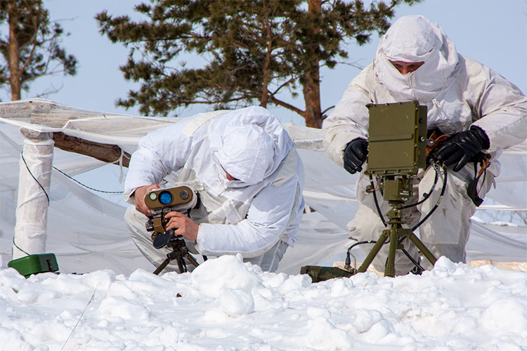 Đi kèm với đó là khí tài trinh sát quang học 1D18 LPR-2, bộ đôi trang bị tiêu chuẩn cho lính pháo binh Nga. Nguồn ảnh: Bộ Quốc phòng Nga.
