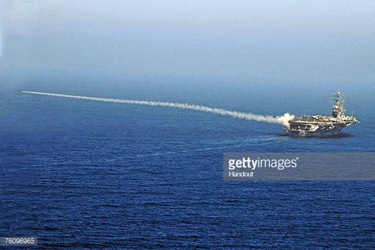 Dĩ nhiên các tàu sân bay hạt nhân của Hải quân Mỹ không bao giờ di chuyển mà được bảo vệ bởi một biên đội tàu chiến hùng hậu lên đến 6 chiếc đa phần là lớp tàu khu trục Arleigh Burke. Tuy nhiên, các tàu sân bay Mỹ vẫn được trang bị "tấm khiên" phòng vệ chắc chắn để có thể tự bảo vệ mình trong trường hợp xấu nhất. Nguồn ảnh: Getty Images.