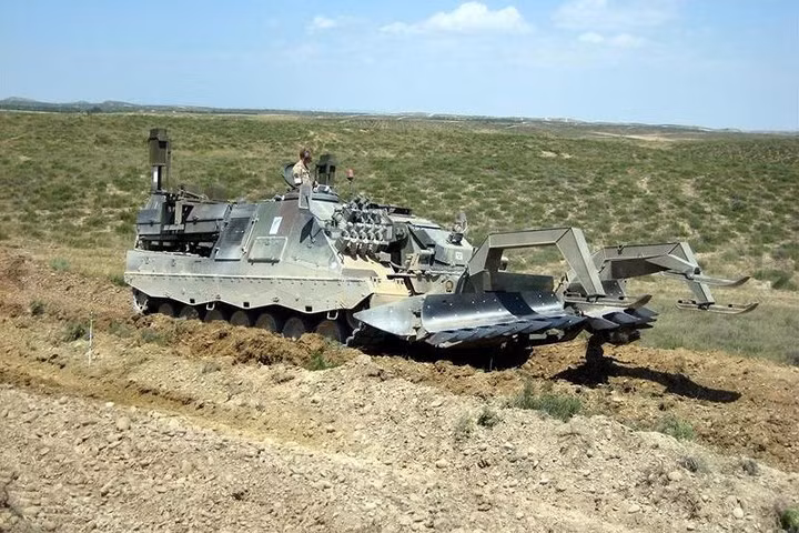 Cỗ xe công binh Kodiak này dựa trên khung xe tăng Leopard 2 MBT có chỉnh sửa.