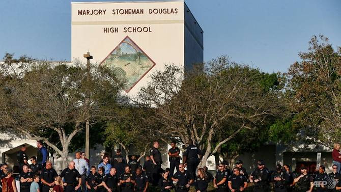 Trường trung học Majory Stoneman Douglas trong ngày học trở lại của học sinh. (Nguồn: AFP).