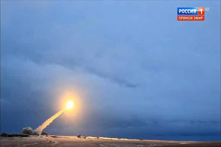 Nổi bật nhất trong ba vũ khí chiến lược được Tổng thống Putin nói đến hôm 1/3 chính là mẫu tên lửa hành trình hạt nhân được nước này thử nghiệm trong năm 2017, và loại vũ khí này được mô tả là không thể bị đánh chặn và sở hữu sức mạnh chưa từng có. Nguồn ảnh: Russia 1.