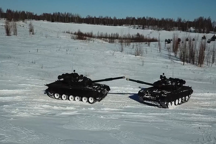 Những chiếc T-80BV chạy tiếp giáp với nhau trên tuyết và cùng nhau xuất phát ở cùng một điểm. Nguồn ảnh: Bộ Quốc phòng Nga.