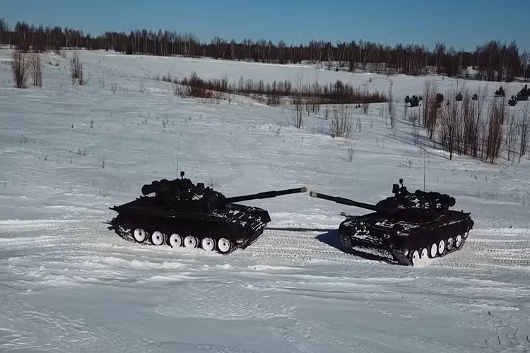 Những chiếc T-80BV chạy tiếp giáp với nhau trên tuyết và cùng nhau xuất phát ở cùng một điểm. Nguồn ảnh: Bộ Quốc phòng Nga.