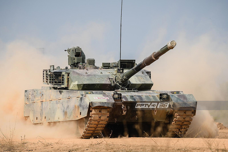 Hãy nhìn sang chiếc xe tăng VT-4 của Trung Quốc, hệ thống kính ngắm điều khiển hỏa lực của nó được bố trí khá nhỏ gọn, không dễ để bắn trúng bằng các loại súng bộ binh thông thường. Nguồn ảnh: Thai Defence