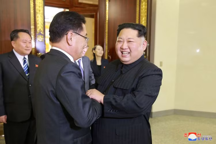 Theo hãng tin Yonhap của Hàn Quốc, dẫn lời phát ngôn viên Văn phòng Tổng thống Hàn Quốc – Kim Eui-kyeom cho biết, phái đoàn Seoul đã gặp Chủ tịch Triều Tiên Kim Jong-un và tham gia tiệc chiêu đãi tại trụ sở đảng Lao động ở Bình Nhưỡng vào tối 5/3. Ảnh: Chủ tịch Triều Tiên Kim Jong-un bắt tay ông Chung Eui-yong - trưởng phái đoàn Hàn Quốc. Ảnh: KCNA.