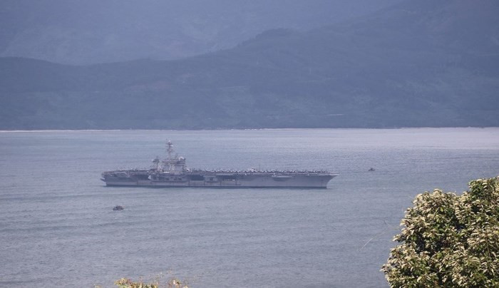 Tàu sân bay USS Carl Vinson nhìn từ bán đảo Sơn Trà. Đây là một trong những điểm quan sát được tàu sân bay rõ nhất ngoài vị trí cầu Thuận Phước và đèo Hải Vân. Ảnh Nguyễn Thành.