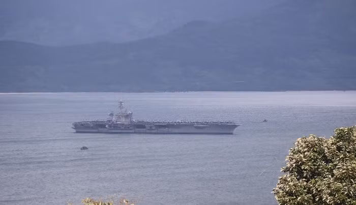 Tàu sân bay USS Carl Vinson nhìn từ bán đảo Sơn Trà. Đây là một trong những điểm quan sát được tàu sân bay rõ nhất ngoài vị trí cầu Thuận Phước và đèo Hải Vân. Ảnh Nguyễn Thành.