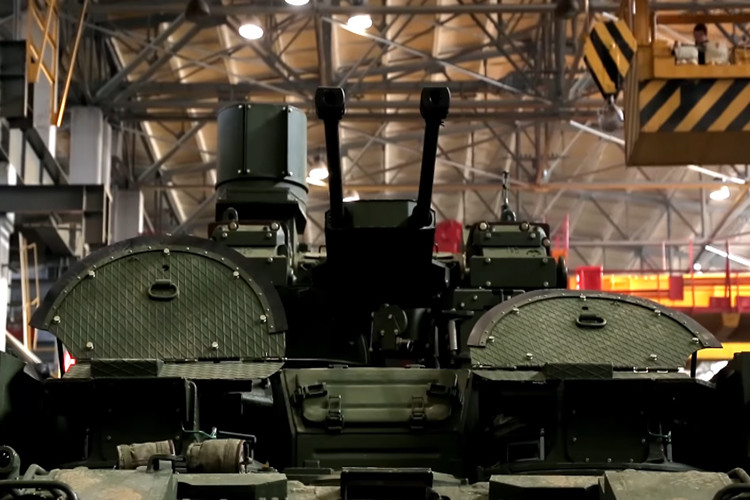 Cùng lúc đó hãng thông tấn Sputnik dẫn nguồn tin từ Bộ Quốc phòng Nga hôm 20/3 cho biết, “Quyết định chính về việc đưa vào trang bị BMPT-72 đã được ban hành. Việc ký kết các văn bản liên quan dự kiến sẽ sớm được thực hiện.” Nguồn ảnh: Uralvagonzavod.