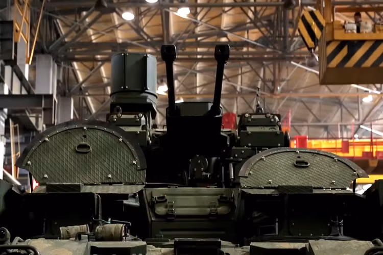 Cùng lúc đó hãng thông tấn Sputnik dẫn nguồn tin từ Bộ Quốc phòng Nga hôm 20/3 cho biết, “Quyết định chính về việc đưa vào trang bị BMPT-72 đã được ban hành. Việc ký kết các văn bản liên quan dự kiến sẽ sớm được thực hiện.” Nguồn ảnh: Uralvagonzavod.