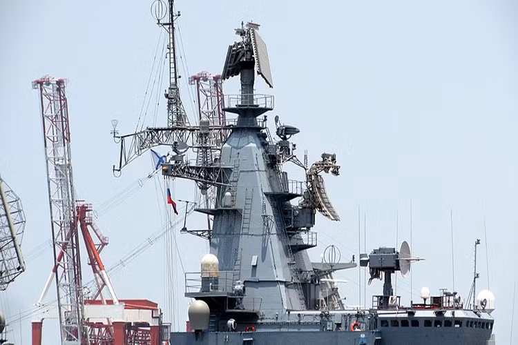 Ngoài các đài radar dẫn bắn, trên tàu tuần dương 1164 còn có vô số “mắt thần” khác cảnh giới “4 phương tám hướng” trên trời, trên mặt biển và cả dưới mặt biển. Nguồn ảnh: Wikipedia