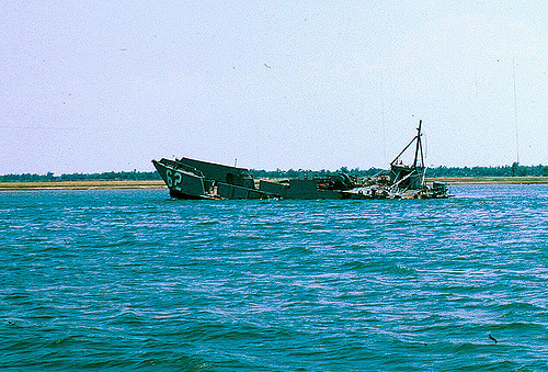 Phối hợp với các chiến sĩ Đặc công Hải quân, nhân dân quanh vùng được sự hướng dẫn của các cán bộ địa phương tiến hành thả chướng ngại vật, cắm cọc ngăn sông, buộc tàu địch phải đi vào hướng ta bố trí sẵn thủy lôi ngầm dưới nước. Ngày 22-1-1968, 6 tàu LCU đi qua lần lượt vấp thủy lôi nổ tung và bị nhấn chìm, trong đó 2 tàu chìm ở khu vực cảng Đông Hà và 4 tàu chìm ở đoạn sông Xuân Khánh. (Ảnh minh họa). Nguồn ảnh: Flickr.