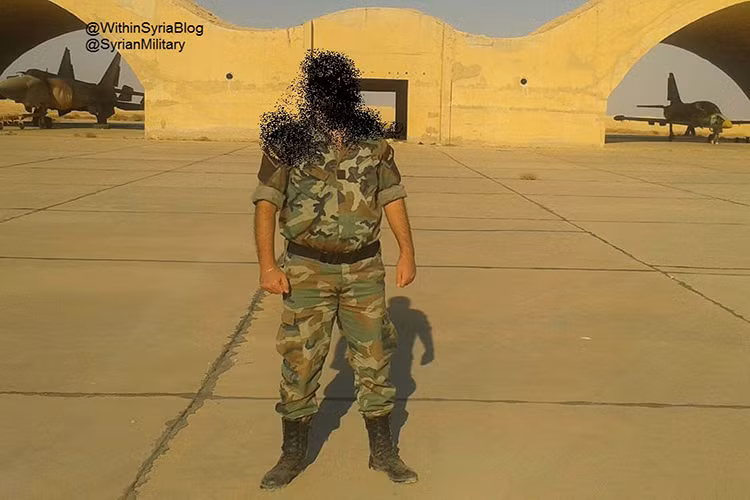 Một chiếc MiG-25 (bên trái ảnh) nằm trong hangar tại một căn cứ nào đó của Không quân Syria. Xem ra nó còn được bảo quản tốt, nhưng không có bằng chứng rõ ràng về việc liệu nó có còn hoạt động. Nguồn ảnh: Vestnik