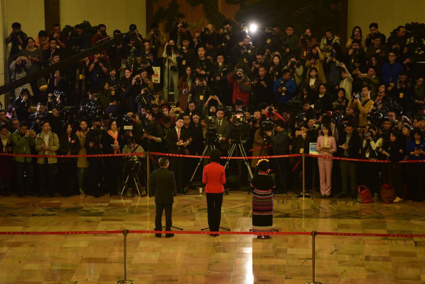 Wang nói rằng một số thế lực phương Tây sử dụng tiêu chuẩn kép và đầy thành kiến với Trung Quốc. Cuộc họp báo này chỉ nhận 1 câu hỏi từ phóng viên nước ngoài. Một nhà báo Nhật Bản đã hỏi về triển vọng quan hệ Trung - Nhật. Ảnh: AFP.