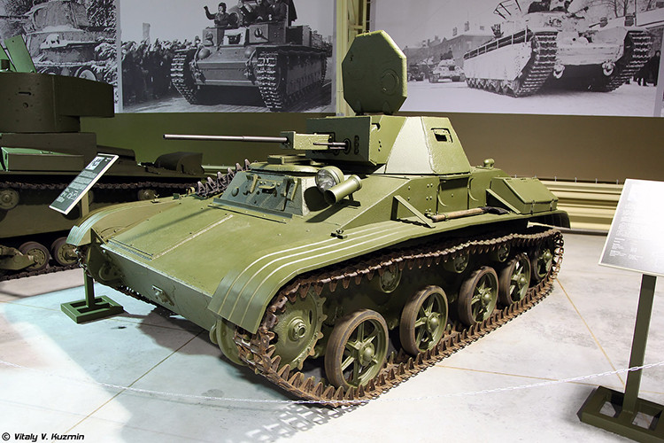 Một trong những chiếc xe tăng hạng nhẹ T-60 còn nguyên vẹn và mới nhất hiện nay. 6.200 chiếc T-60 đã được sản xuất cho Hồng quân từ 1941-1942 sử dụng chủ yếu cho vai trò trinh sát chiến trường. Nó có ưu điểm tốc độ cao 44km/h, hỏa lực chỉ có pháo 20mm. Nguồn ảnh: Vitaly-Kuzmin.