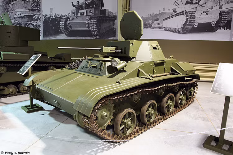 Một trong những chiếc xe tăng hạng nhẹ T-60 còn nguyên vẹn và mới nhất hiện nay. 6.200 chiếc T-60 đã được sản xuất cho Hồng quân từ 1941-1942 sử dụng chủ yếu cho vai trò trinh sát chiến trường. Nó có ưu điểm tốc độ cao 44km/h, hỏa lực chỉ có pháo 20mm. Nguồn ảnh: Vitaly-Kuzmin.