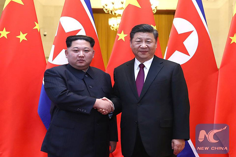 Theo Tân Hoa Xã, chuyến thăm không chính thức của ông Kim Jong-un diễn ra từ 25-28/3 theo lời mời của Chủ tịch Trung Quốc Tập Cận Bình. Hai nhà lãnh đạo đã hội đàm tại Đại lễ đường Nhân dân, tham gia chiêu đãi chào mừng và cùng xem biểu diễn nghệ thuật. Nguồn ảnh: News China.