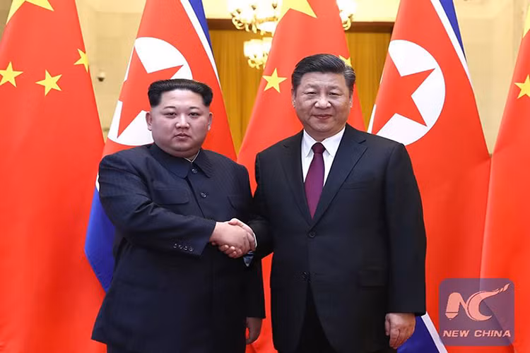 Theo Tân Hoa Xã, chuyến thăm không chính thức của ông Kim Jong-un diễn ra từ 25-28/3 theo lời mời của Chủ tịch Trung Quốc Tập Cận Bình. Hai nhà lãnh đạo đã hội đàm tại Đại lễ đường Nhân dân, tham gia chiêu đãi chào mừng và cùng xem biểu diễn nghệ thuật. Nguồn ảnh: News China.