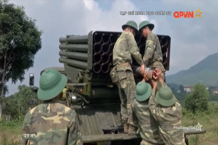 Pháo phản lực BM-21 Grad có khả năng tiến công mục tiêu ở phạm vi lớn lên đến 20km hoặc 30km và diện tích sát thương rộng. Mỗi tổ hợp phóng của BM-21 mang theo 40 quả đạn rocket 122mm và chỉ cần tới 20 giây để phóng đi toàn bộ cơ số đạn. Nguồn ảnh: QPVN.