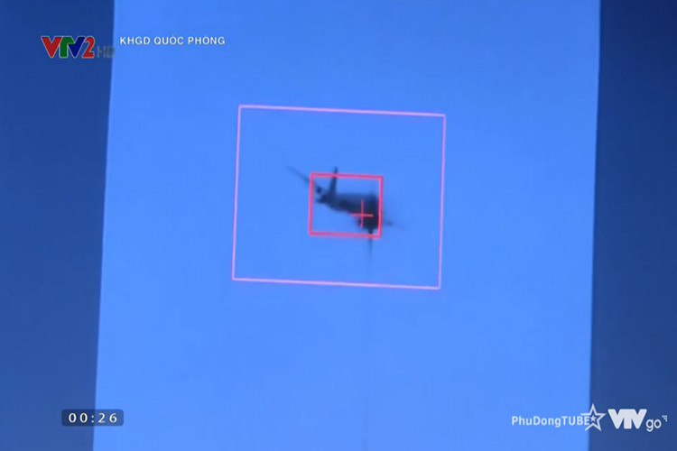 Hình ảnh mục tiêu hiển thị rõ nét trên màn hình theo dõi của tổ hợp khí tài đánh đêm bán tự động, ngoài ra nó còn có thể tự động bám sát đối tượng với độ chính xác cao. Nguồn ảnh: VTV2.