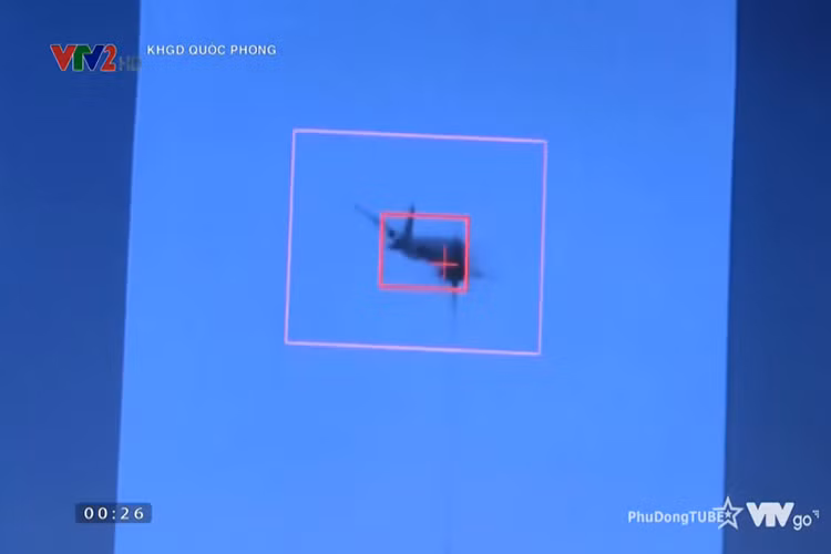 Hình ảnh mục tiêu hiển thị rõ nét trên màn hình theo dõi của tổ hợp khí tài đánh đêm bán tự động, ngoài ra nó còn có thể tự động bám sát đối tượng với độ chính xác cao. Nguồn ảnh: VTV2.