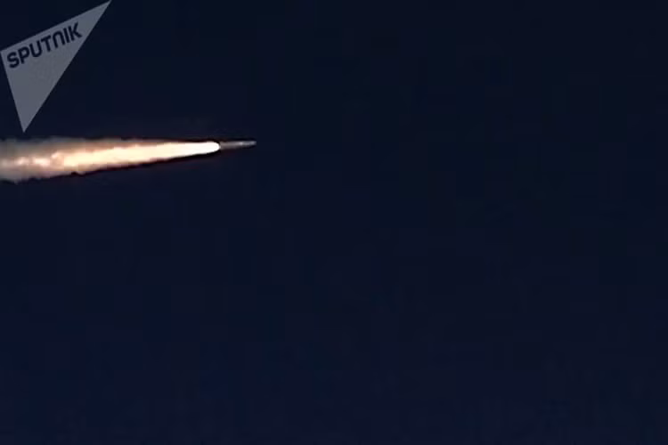 Theo thông tin về Kinzhal được Nga công bố, tên lửa siêu thanh này có tầm bắn trên 2.000 km, vận tốc tối đa Mach 10, được trang bị đầu dò chủ động trong pha tiếp cận mục tiêu, đường bay linh hoạt và gần như không thể đánh chặn. Nguồn ảnh: Bộ Quốc phòng Nga.