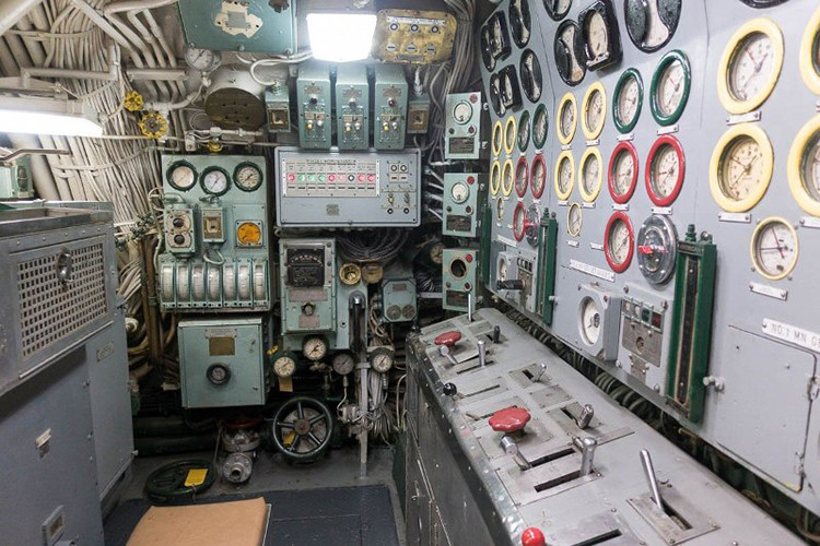 Bảng điều khiển hệ thống động lực trên tàu ngầm. USS Growler được trang bị 3 động cơ diesel và hai máy điện cho tốc độ bơi khi nổi 15 hải lý/h, khi lặn là 12 hải lý/h. Nguồn ảnh: Arms-Expo.