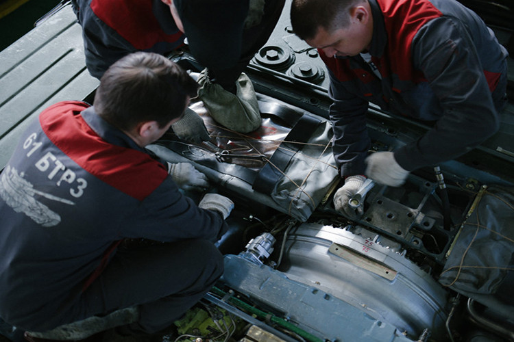 Đáng lưu ý, theo Izvestia, động cơ GTD lắp cho T-80BV về mặt kết cấu gần với động cơ trực thăng. Khác với động cơ đốt trong, mọi quá trình trong “phần chuyển động” của tuốc bin xảy ra trong dòng khí chuyển động. Nguồn ảnh: Arms-Expo.