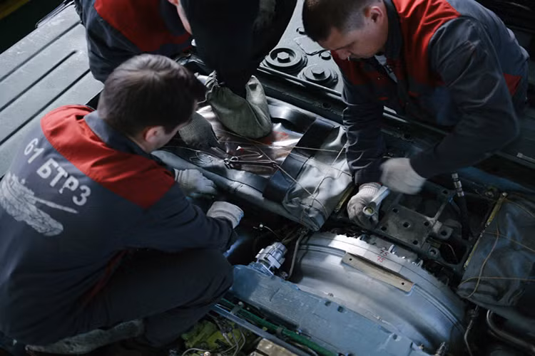 Đáng lưu ý, theo Izvestia, động cơ GTD lắp cho T-80BV về mặt kết cấu gần với động cơ trực thăng. Khác với động cơ đốt trong, mọi quá trình trong “phần chuyển động” của tuốc bin xảy ra trong dòng khí chuyển động. Nguồn ảnh: Arms-Expo.