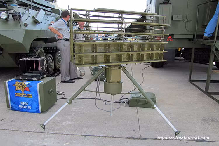 Tổ hợp radar 1L122-1E là đài radar cơ động cỡ nhỏ do tập đoàn Công nghệ điện tử radio (KRET) của Nga phát triển, nó được thiết kế để thu thập thông tin, làm nguồn dữ liệu hỗ trợ cho các radar tại sân bay và sân bay tạm thời, ngoài ra nó còn chia sẻ thông tin cho lực lượng phòng không. Nguồn ảnh: wartelegraph.ru.