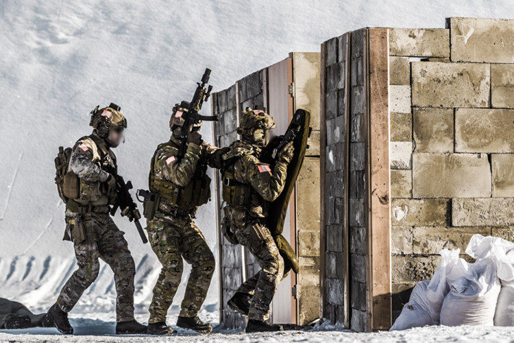 Cỗ máy này vừa là tắm chắn vừa là hệ thống vũ khí hỗ trợ cho toán đặc nhiệm xông vào nhà giải cứu con tin. Nguồn ảnh: Kalashnikov.