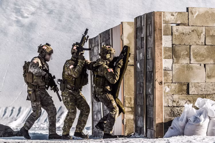 Cỗ máy này vừa là tắm chắn vừa là hệ thống vũ khí hỗ trợ cho toán đặc nhiệm xông vào nhà giải cứu con tin. Nguồn ảnh: Kalashnikov.